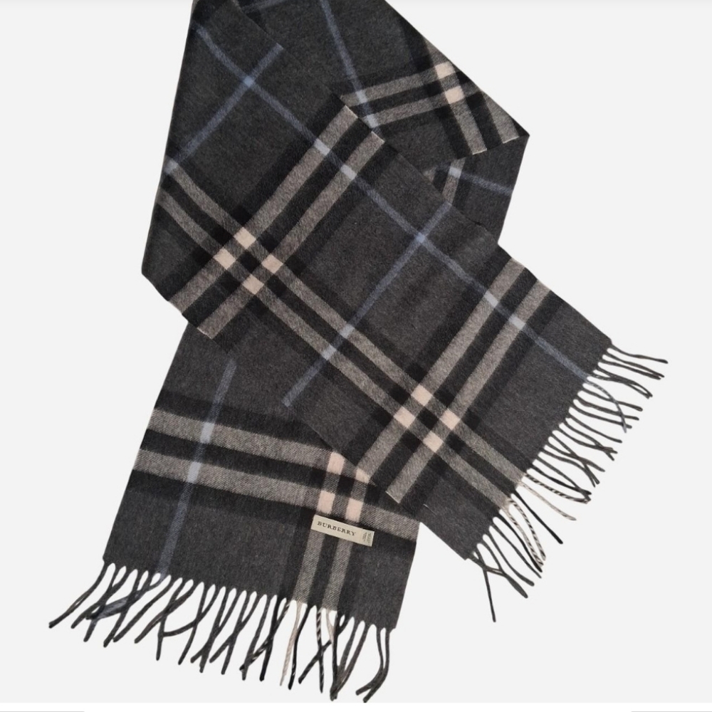 Burberry Cashmere Scarf. - Picture 4 of 4